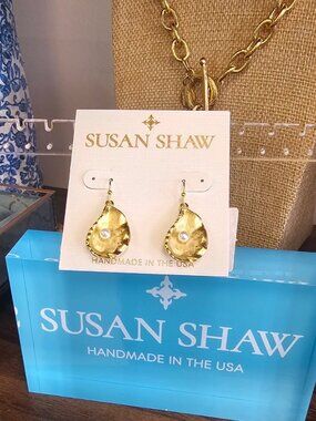 Susan Shaw Oyster Pearl earrings (NWT)